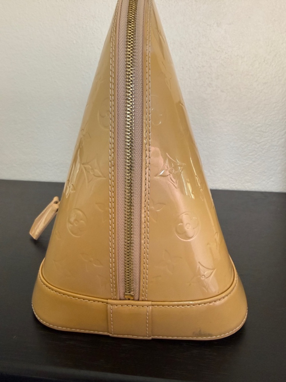 Louis Vuitton Vernis Alma GM Patent Leather bag in Beige - Picture 4 of 13